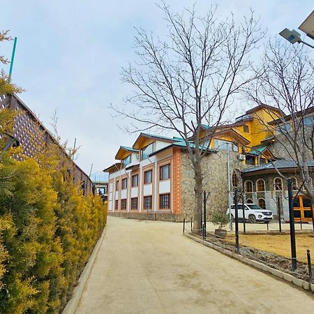 The Walnut Creek Pahalgam Hotel ภายนอก รูปภาพ