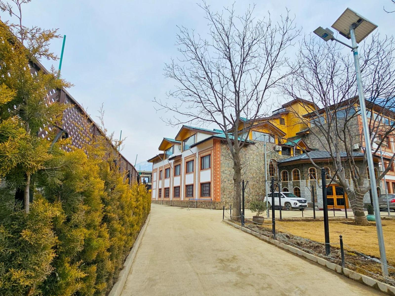 The Walnut Creek Pahalgam Hotel ภายนอก รูปภาพ