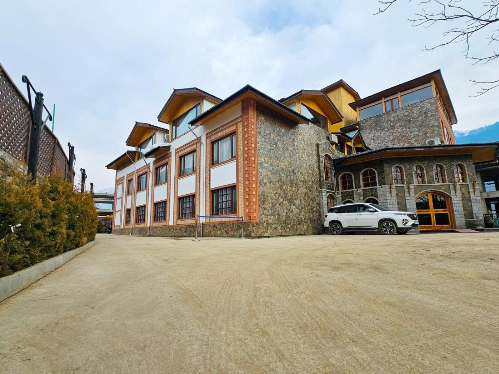 The Walnut Creek Pahalgam Hotel ภายนอก รูปภาพ