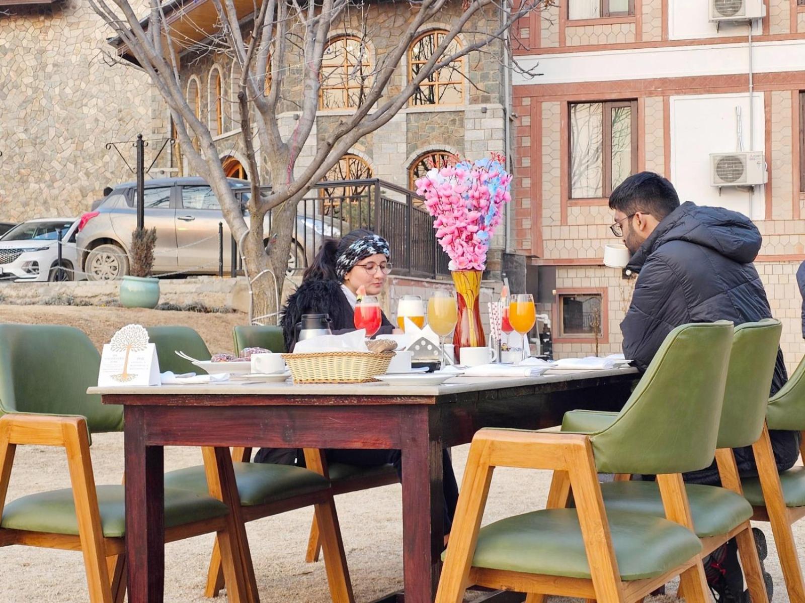The Walnut Creek Pahalgam Hotel ภายนอก รูปภาพ